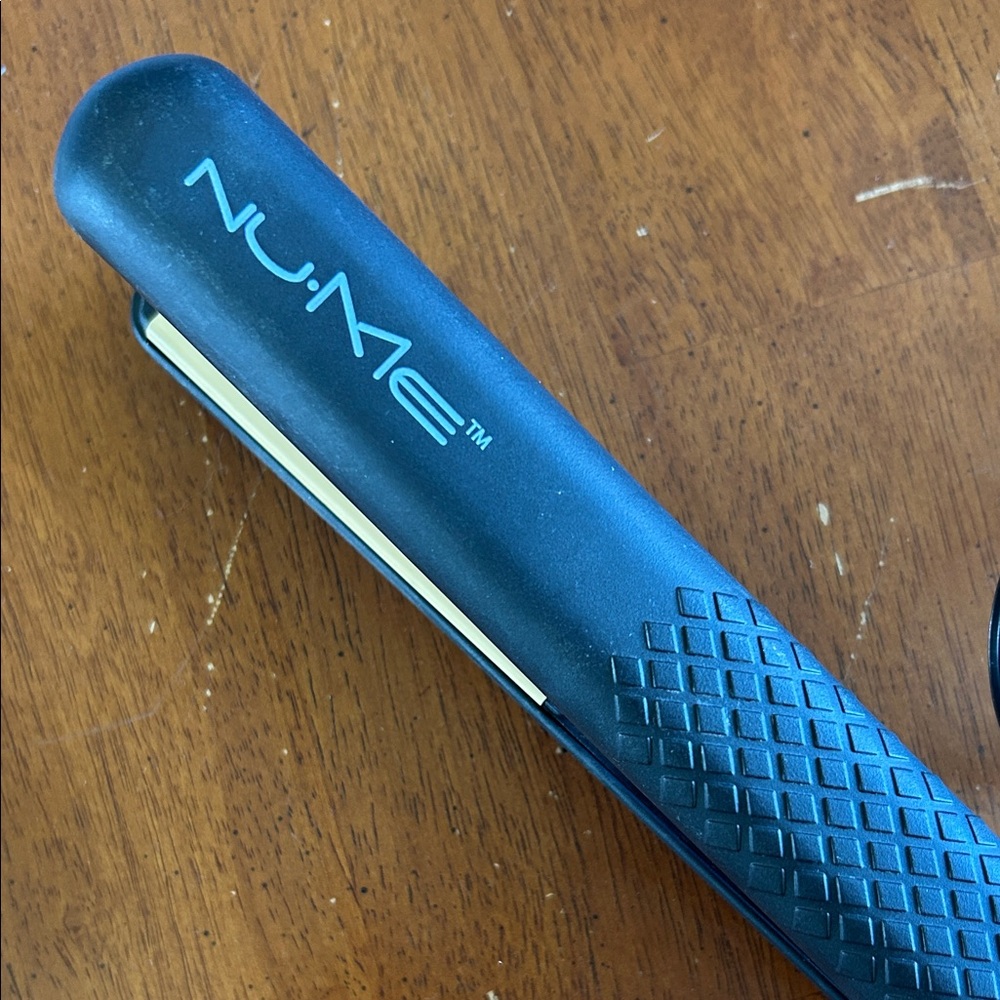 NuMe Black Silhouette Hair Straightener